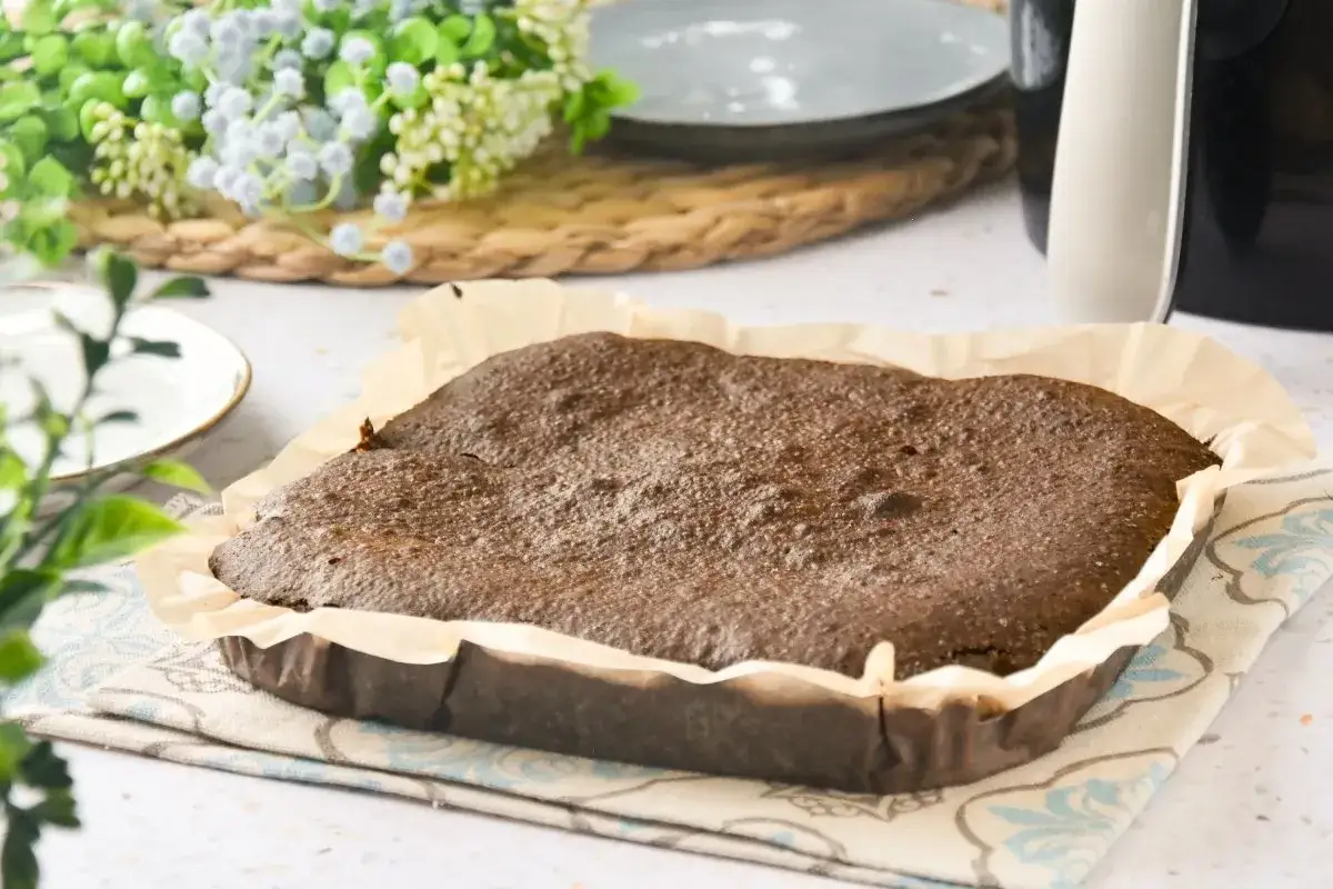 Delicioso brownie recién hecho en airfryer, listo para disfrutar.