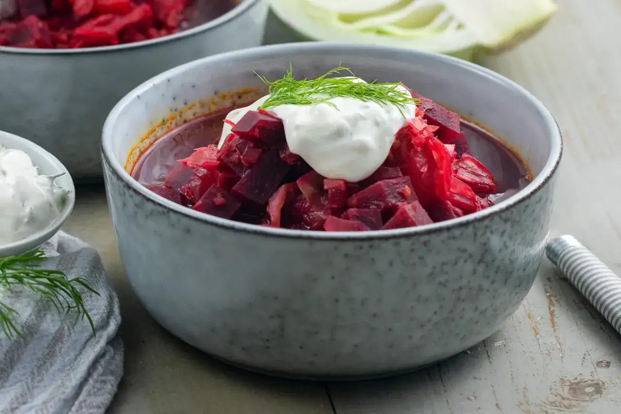 Herzhafter Borschtsch mit einem Klecks Sauerrahm und Dill. Ein köstliches Borschtsch Rezept, das Wärme und Geschmack verspricht.
