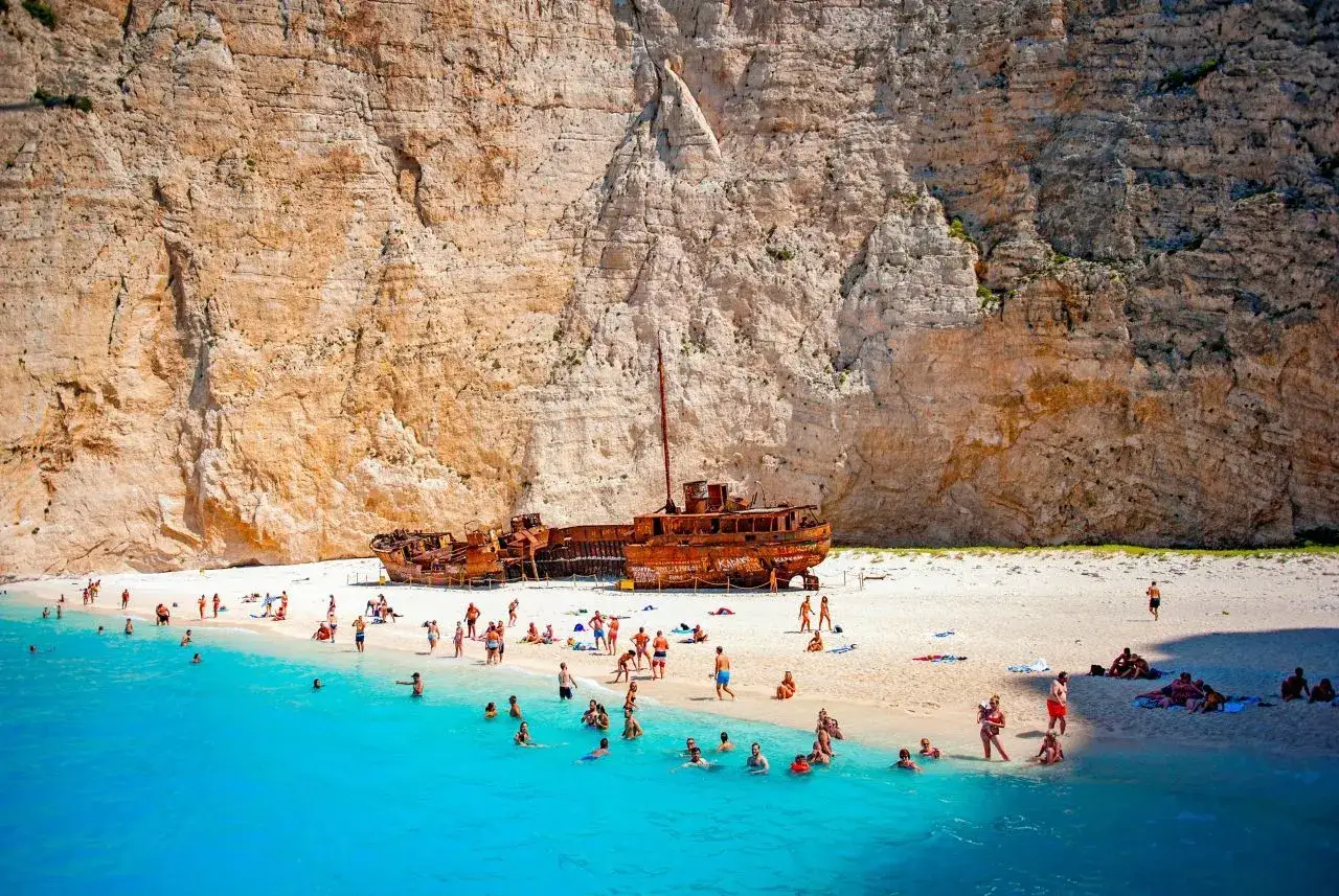 Słynny wrak statku na plaży Navagio, idealne miejsce na zakynthos wycieczki fakultatywne. Turkusowa woda i biały piasek zachęcają do kąpieli.