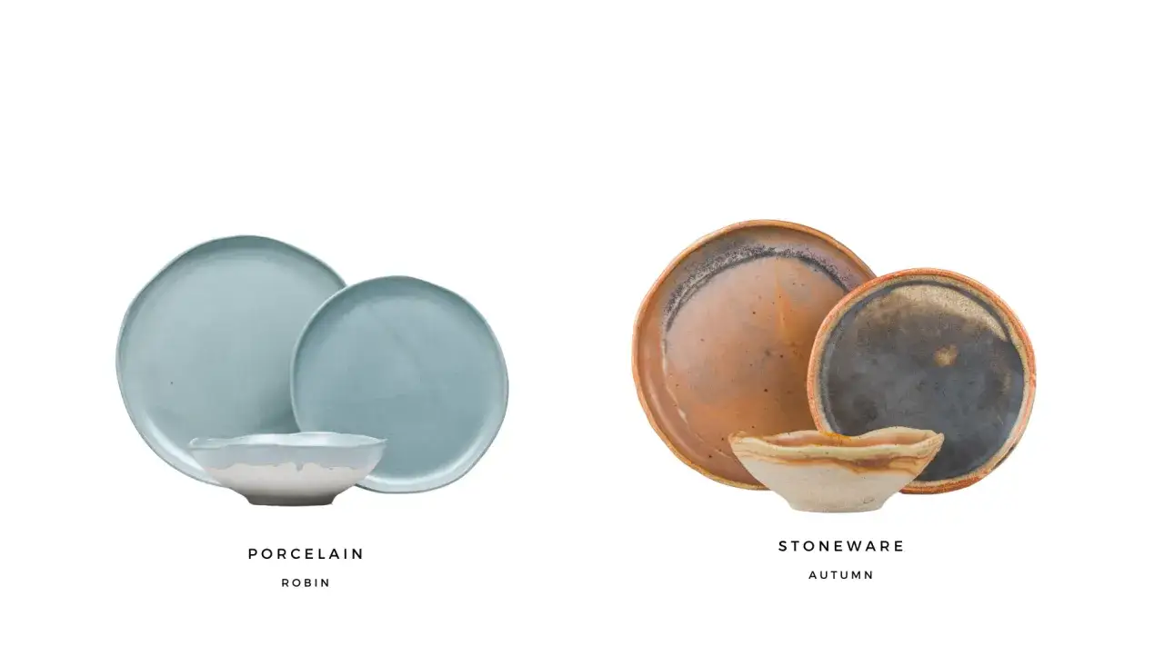 Assiettes bleues en porcelaine et vaisselle terre cuite aux tons chauds. La différence entre faïence et porcelaine est subtile ici.