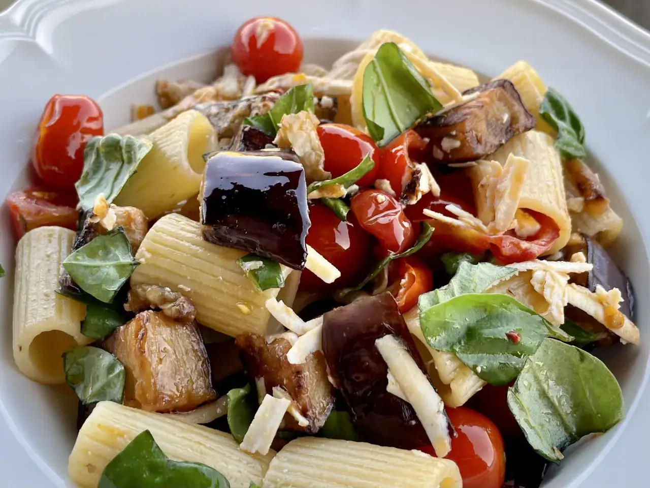 En h&auml;rlig portion pasta alla norma med rigatoni, aubergine, k&ouml;rsb&auml;rstomater och basilika.