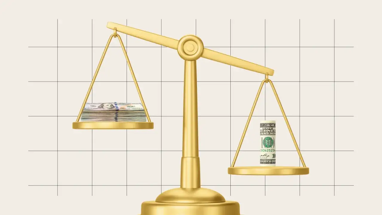 Złota waga pokazuje, jak działa CFD: stos stosu banknotów dolarowych na jednej szalce i jeden zwinięty banknot na drugiej.
