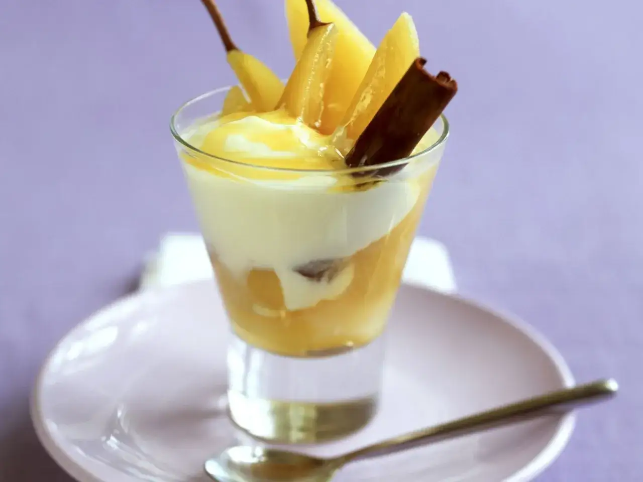Cremiges Dessert im Glas mit Birnenst&uuml;cken, Honig und Zimt. Perfekt, was passt zu Birnenkompott!