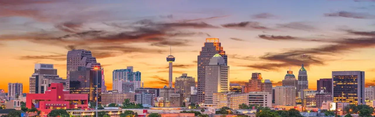 Sonnenuntergang &uuml;ber der Skyline von San Antonio, Texas, mit dem Tower of the Americas im Zentrum.