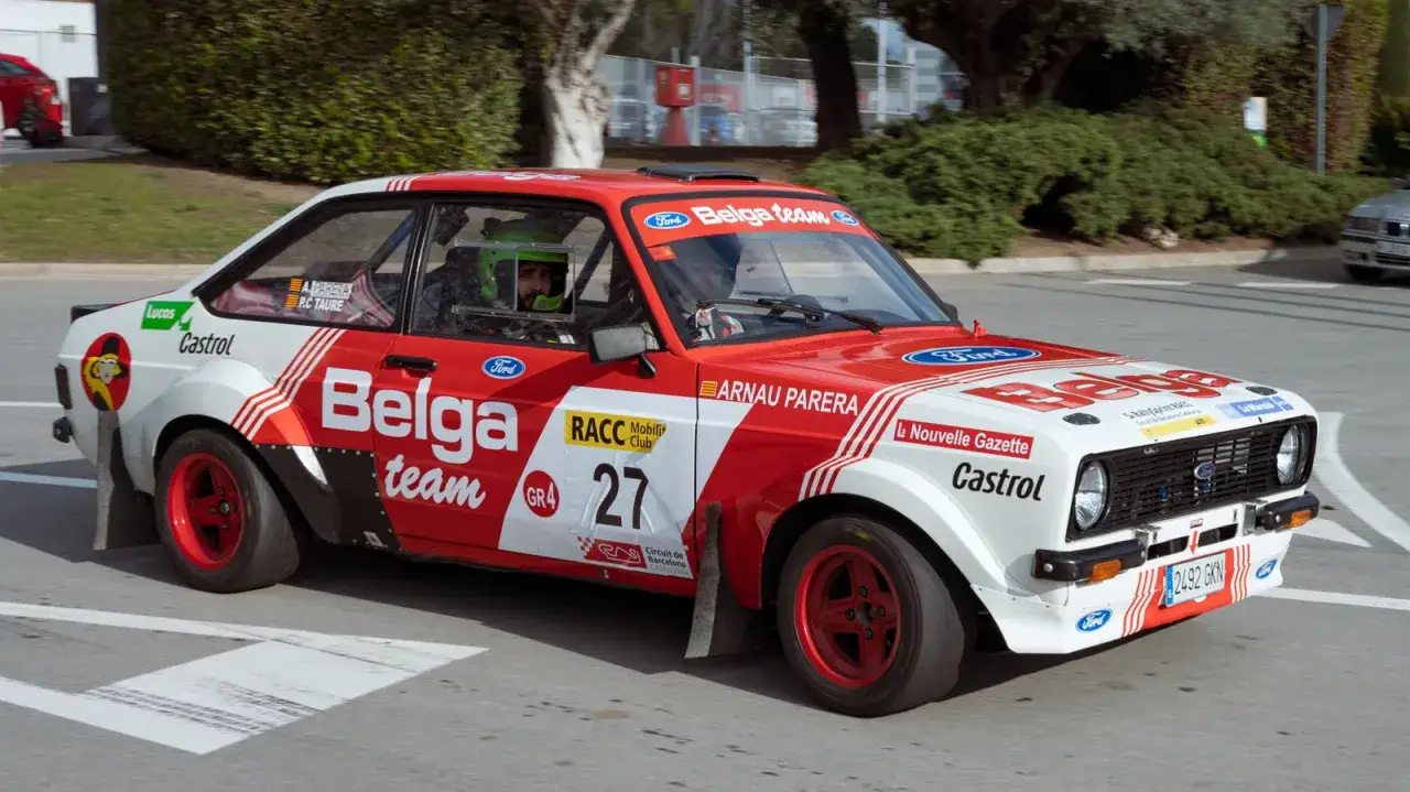 Röd rallybil Ford Escort Mk2 med sponsorer som Belga och Castrol, nummer 27.