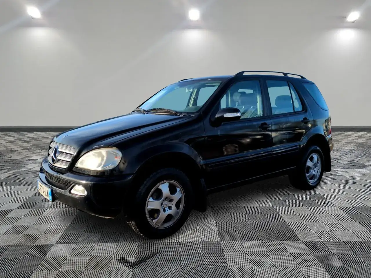 Czarny Mercedes-Benz M-Class, klasyk z początku XXI wieku, gotowy na nowe przygody.