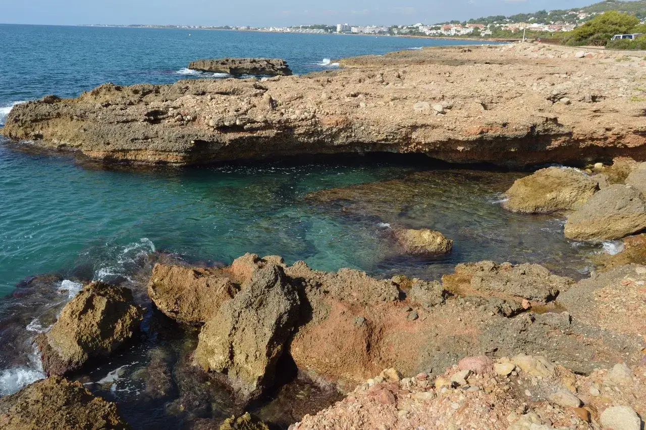 Costa rocosa con aguas cristalinas, ideal para descubrir qué ver en Alcossebre.