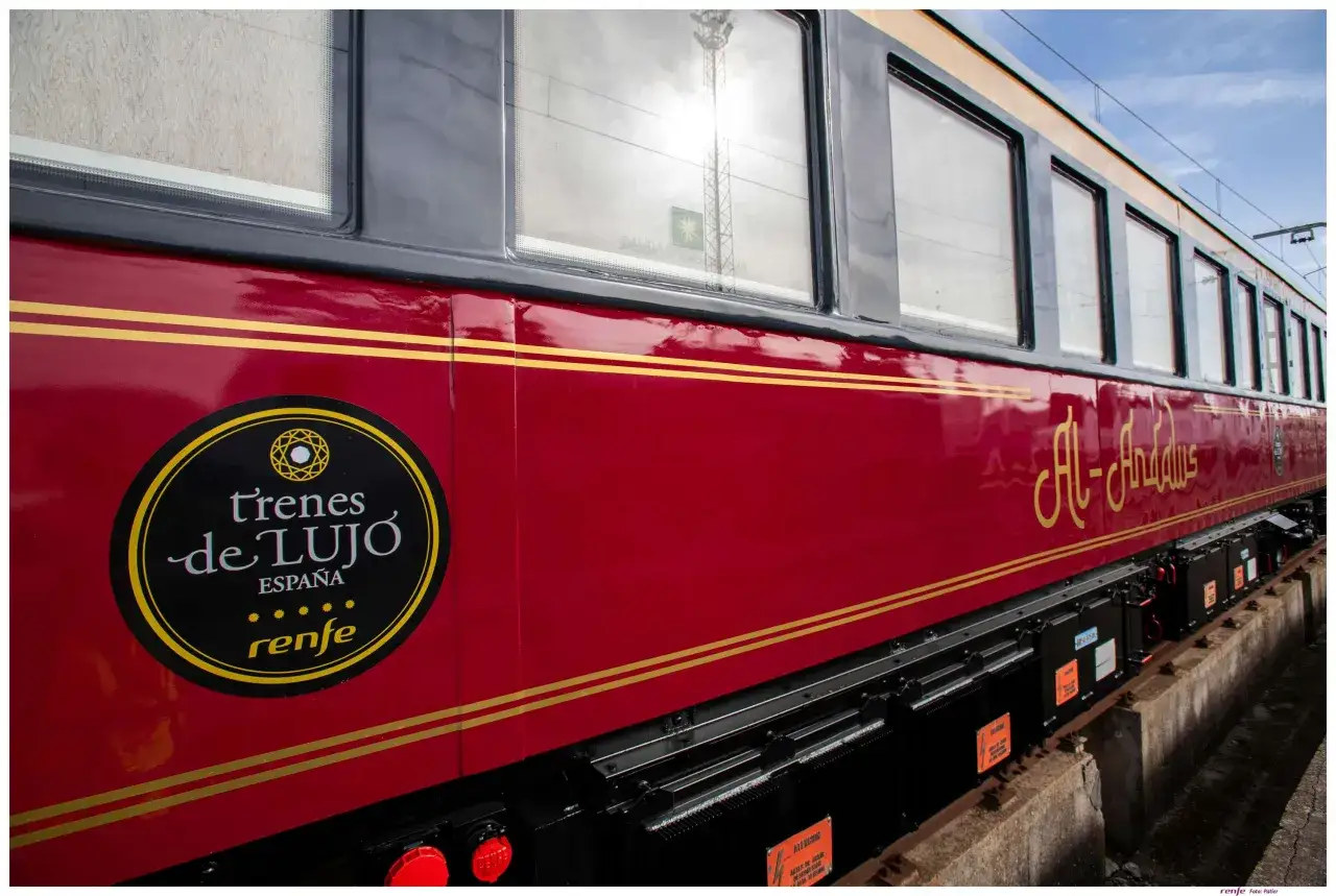 Un lujoso tren Al-Andalus, listo para un viaje en tren por España.