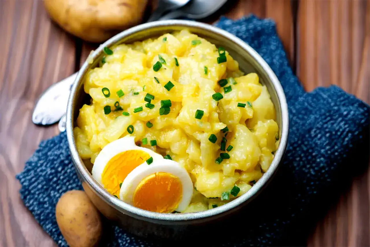 Schon probiert? Dieses Kartoffelsalat Geheimrezept mit Ei und Schnittlauch ist ein Genuss!