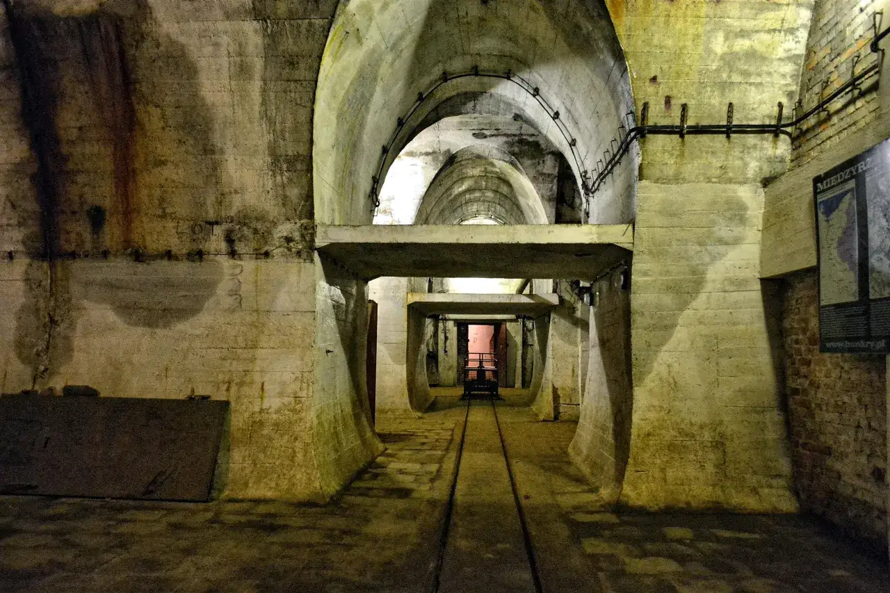 Podziemna trasa rowerowa w Miedzyrzeczu. Betonowe tunele z torami kolejowymi i mapą.