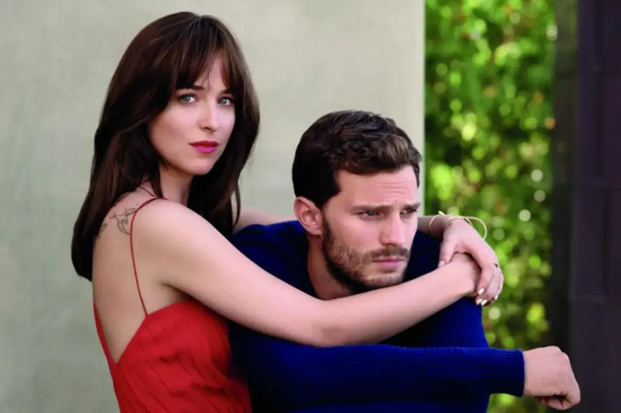 Anastasia Steele obejmuje Christiana Greya, w scenie z 