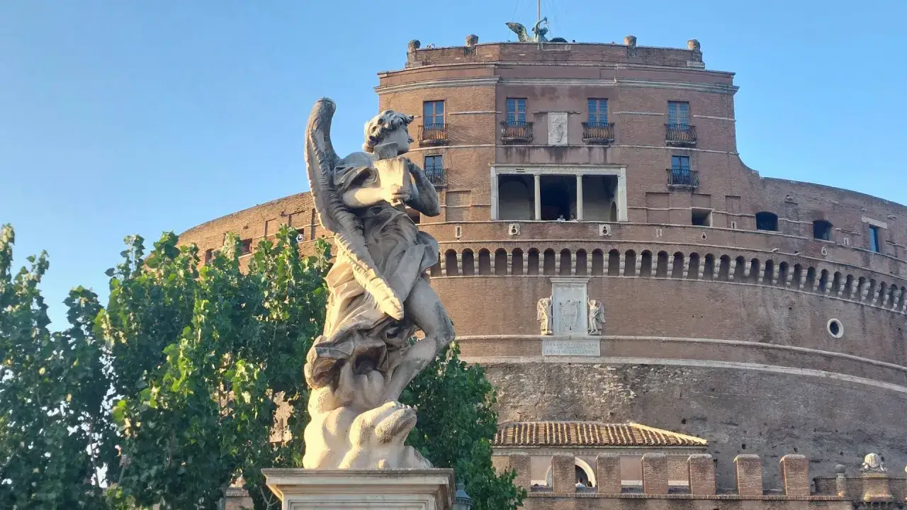 Statue d'ange devant le Castel Sant'Angelo, monument historique de Rome.