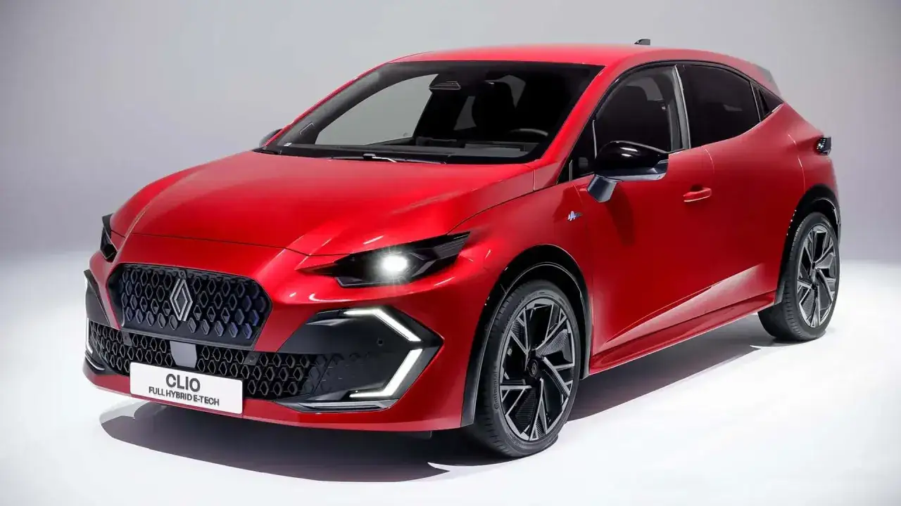 La nouvelle Renault Clio 7, dont la date de sortie approche, se dévoile en rouge vif, prête à conquérir la route.