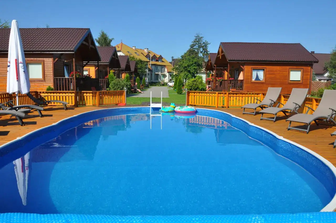 Domki, pokoje, apartamenty nad jeziorem w Dąbkach. Noclegi z basenem i leżakami.
