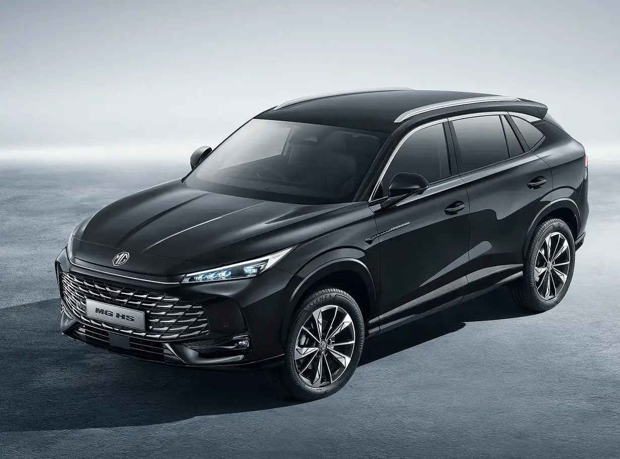 Czarny SUV MG HS, jeden z przykład&oacute;w dynamicznie rozwijających się chińskich marek samochod&oacute;w, prezentuje nowoczesny design i eleganckie linie.