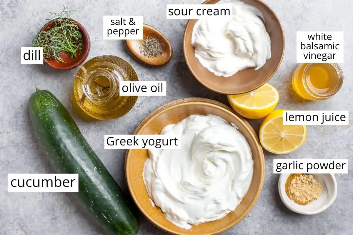 Ingredientes para la salsa tzatziki: pepino, yogur griego, eneldo, ajo, limón, aceite de oliva, sal, pimienta y crema agria.