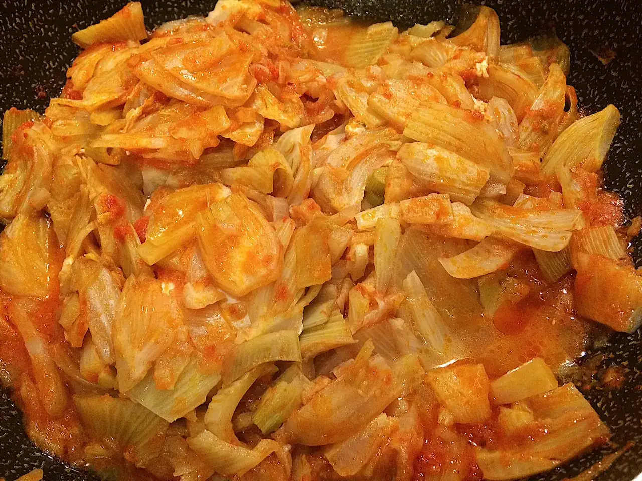 Finocchi in padella, teneri e succulenti, cotti con pomodoro e spezie. Un contorno saporito e salutare.
