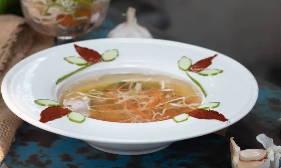 klare consommé mit einlagen serviert