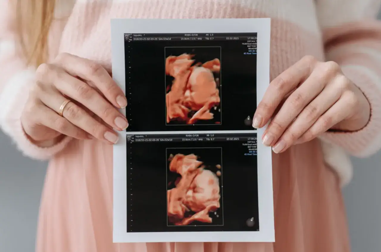 Kobieta w ciąży pakująca torbę do szpitala, przyszła mama w szpitalu