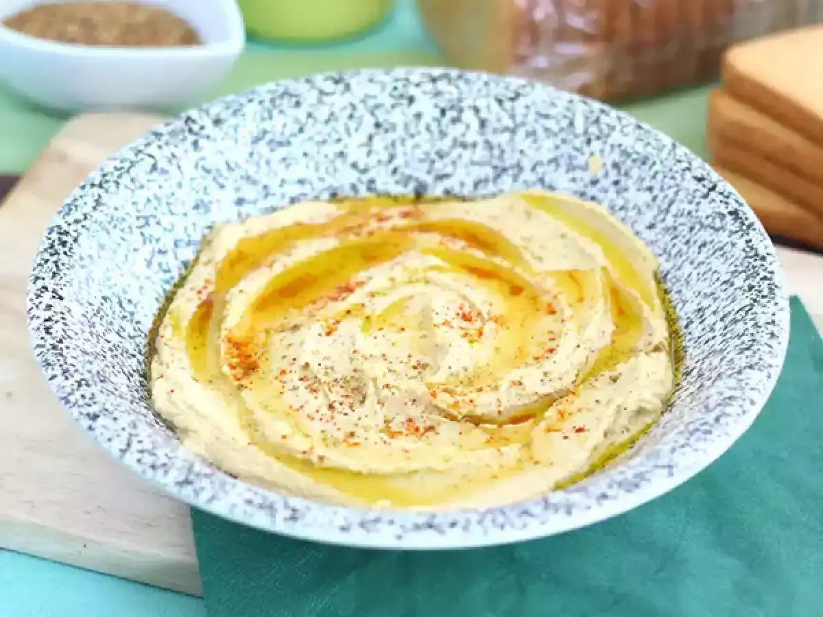 Pyszny, kremowy hummus, polany oliwą i posypany papryką. Idealny do pieczywa, jako dodatek do dania. Prosty przepis na hummus!