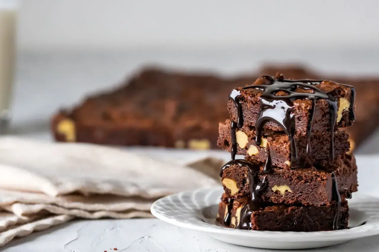 Fit brownie z fasoli bez banana, polane czekoladą, z orzechami. Pyszna przekąska.