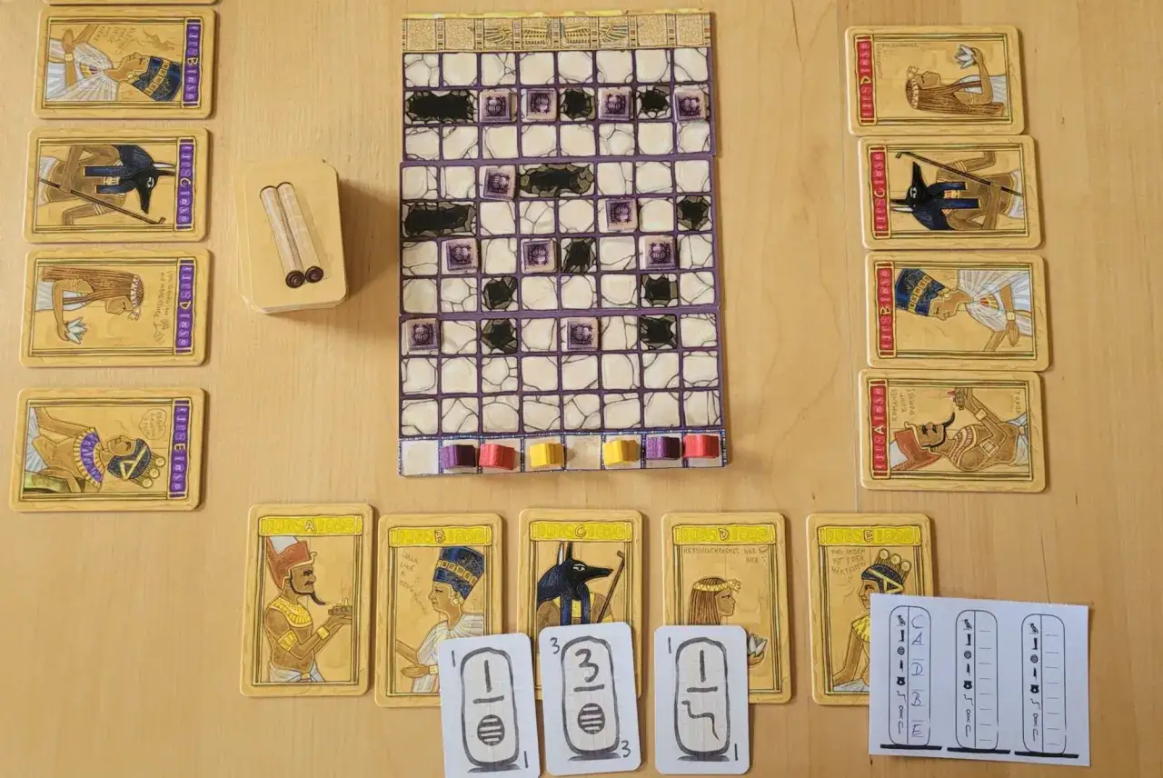 Ägyptisches Brettspiel: Spieler versuchen, den Code zu knacken, indem sie Karten mit Hieroglyphen und Figuren auslegen.
