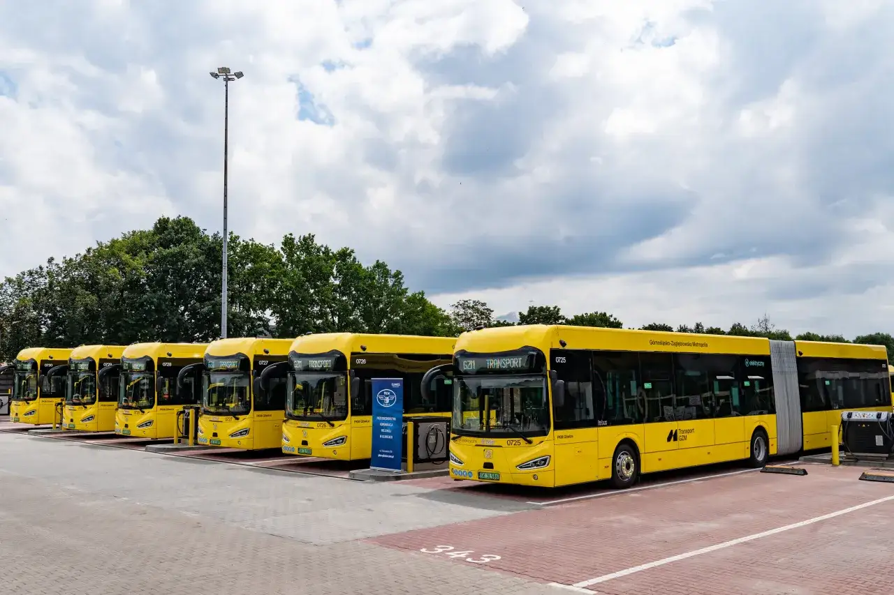 Rząd żółtych autobusów elektrycznych PKM Gliwice, gotowych do jazdy. Z nimi podróżowanie będzie ekologiczne i tanie, jak z biletem miesięcznym.