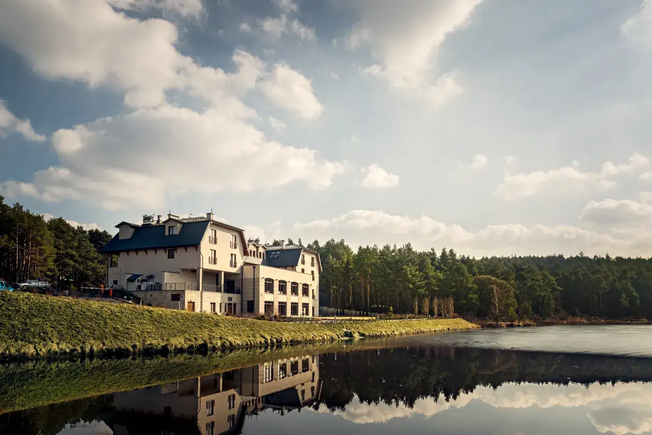 Elegancki hotel spa Wielkopolska nad spokojnym jeziorem, otoczony lasem.