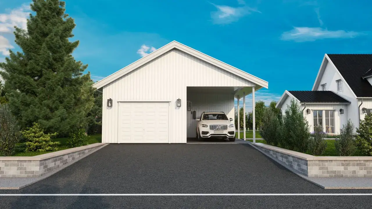 Vitt garage med carport och en vit SUV. En vacker sommardag, perfekt f&ouml;r att fundera p&aring; bygga garage kostnad.