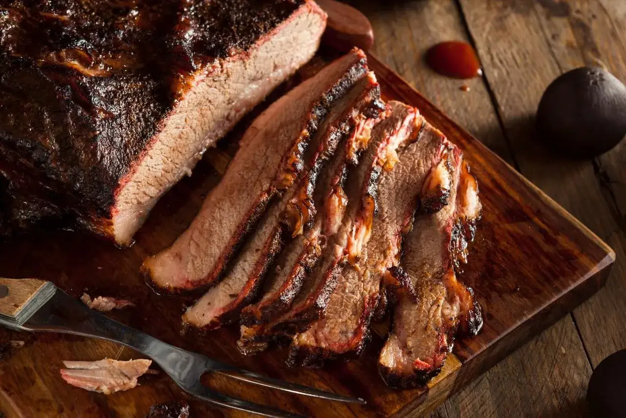 Soczysty brisket na desce, idealny do solanki. Ile łyżek soli na litr wody do solanki? To pytanie zadaje sobie wielu miłośników BBQ.