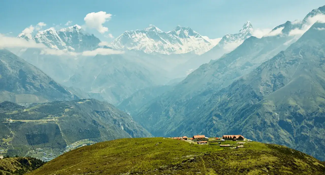 Widok na wioskę i ośnieżone szczyty Himalajów podczas trekking pod Mount Everest.