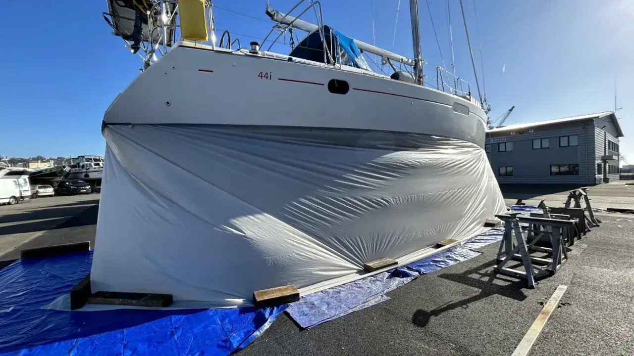 Bateau b&acirc;ch&eacute; pour enlever l'antifouling. Le chantier naval est pr&ecirc;t pour les travaux.
