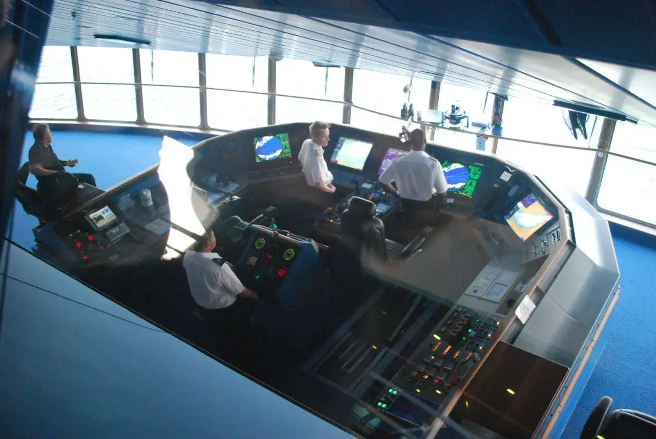 La plancia di comando di una nave da crociera: ecco come si diventa comandante, con ufficiali che monitorano le rotte.