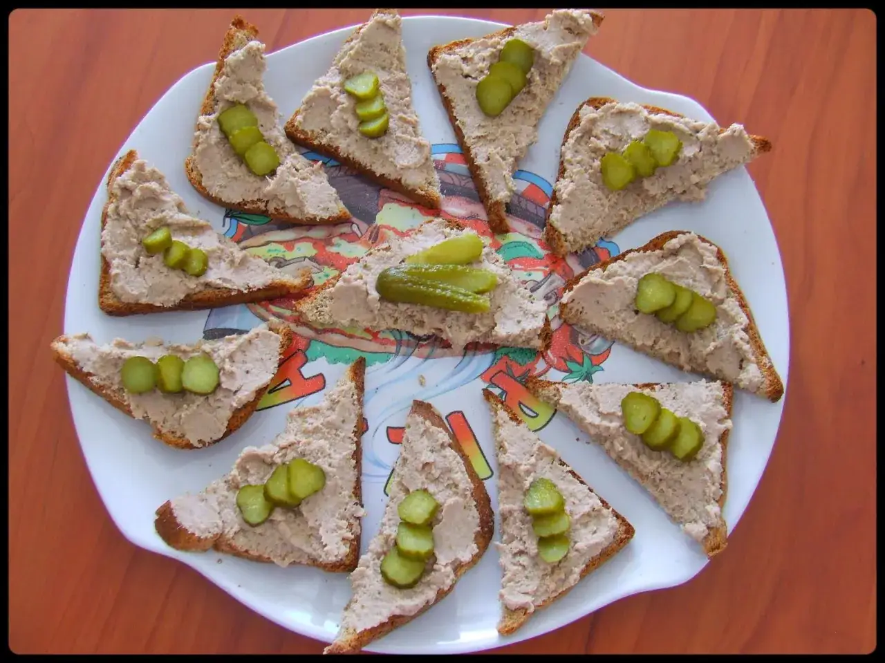 Assiette de toasts triangulaires tartin&eacute;s de rillettes de thon, garnies de rondelles de cornichons. Un d&eacute;lice simple et savoureux.
