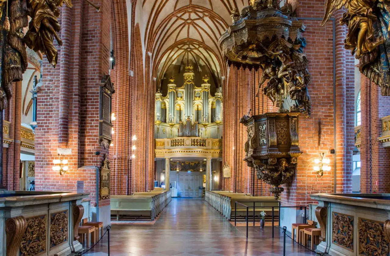 Imponerande kyrka i Stockholm med orgel och predikstol. Perfekt för en kyrkokonsert i Stockholm.