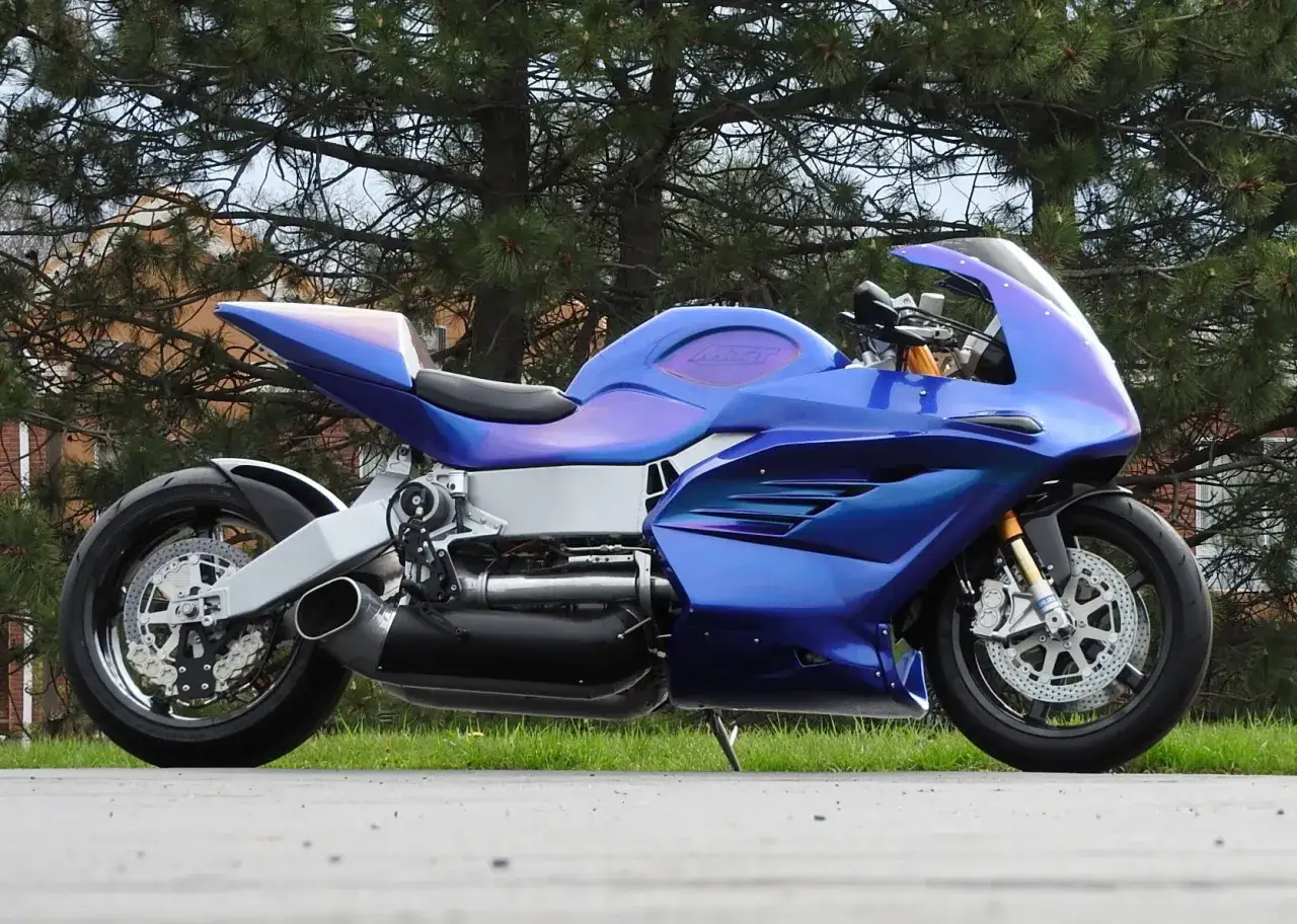 La moto MTT 420RR, de color azul iridiscente, descansa sobre el asfalto, lista para la velocidad.