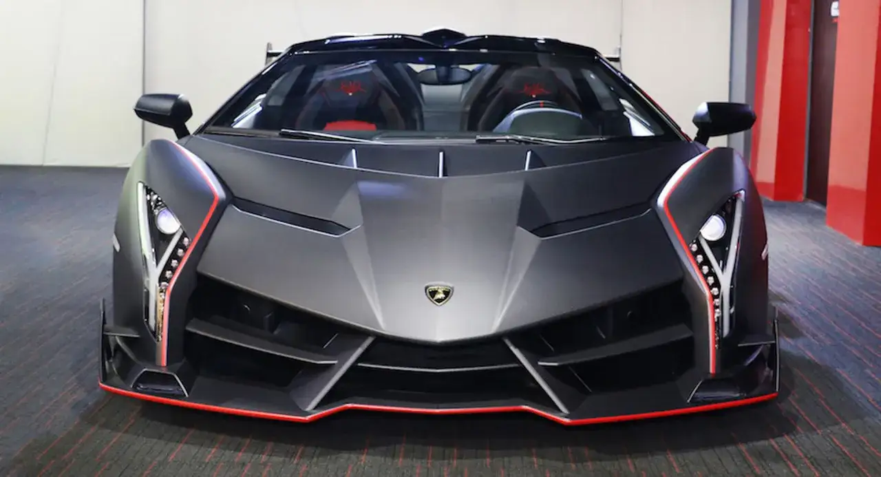 Czarny matowy Lamborghini Veneno z czerwonymi akcentami, gotowy do szaleństwa na torze.
