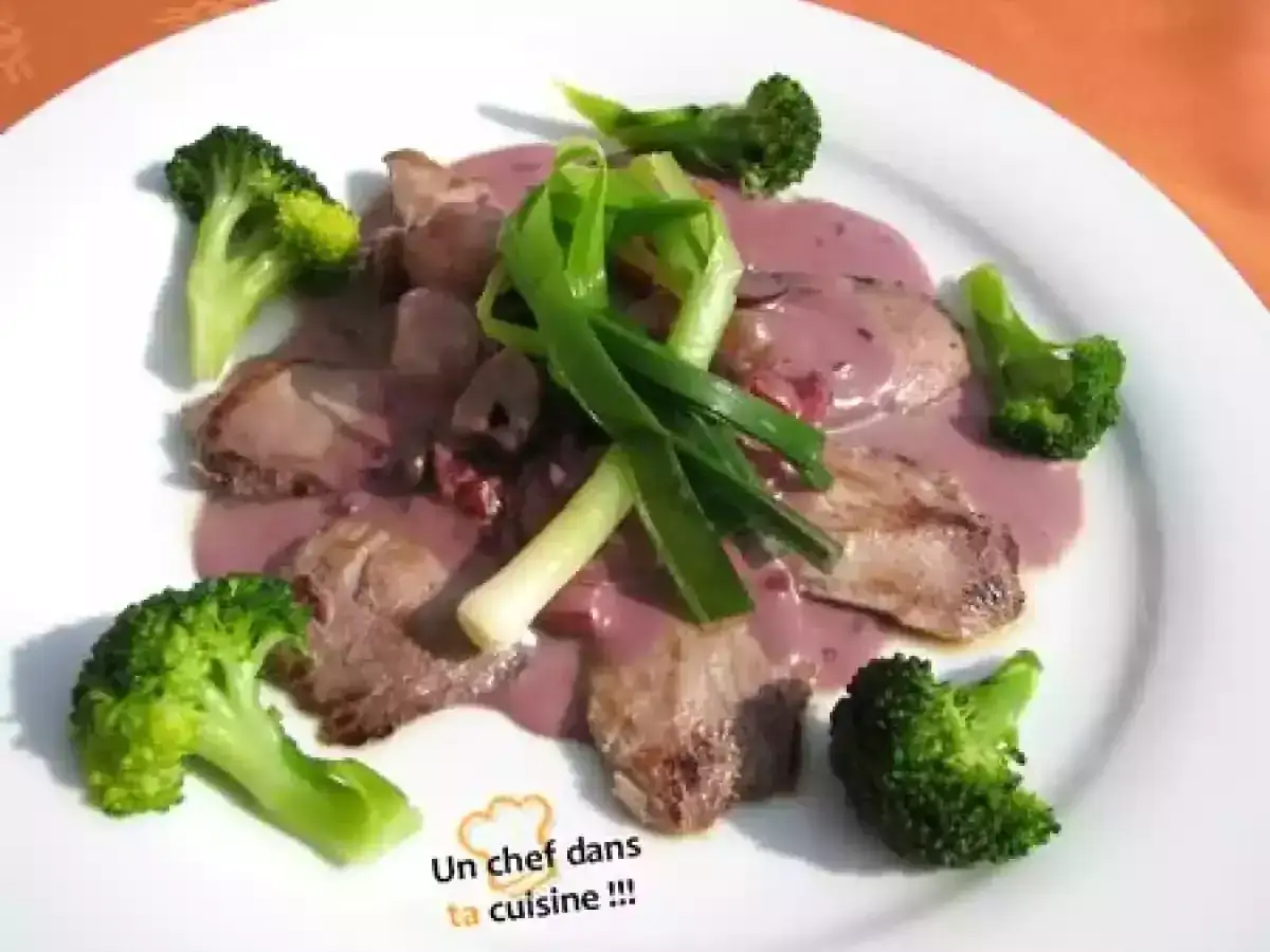 Tranches de viande en sauce rosée, accompagnées de brocolis et de ciboule. Une belle bonite recette à essayer !