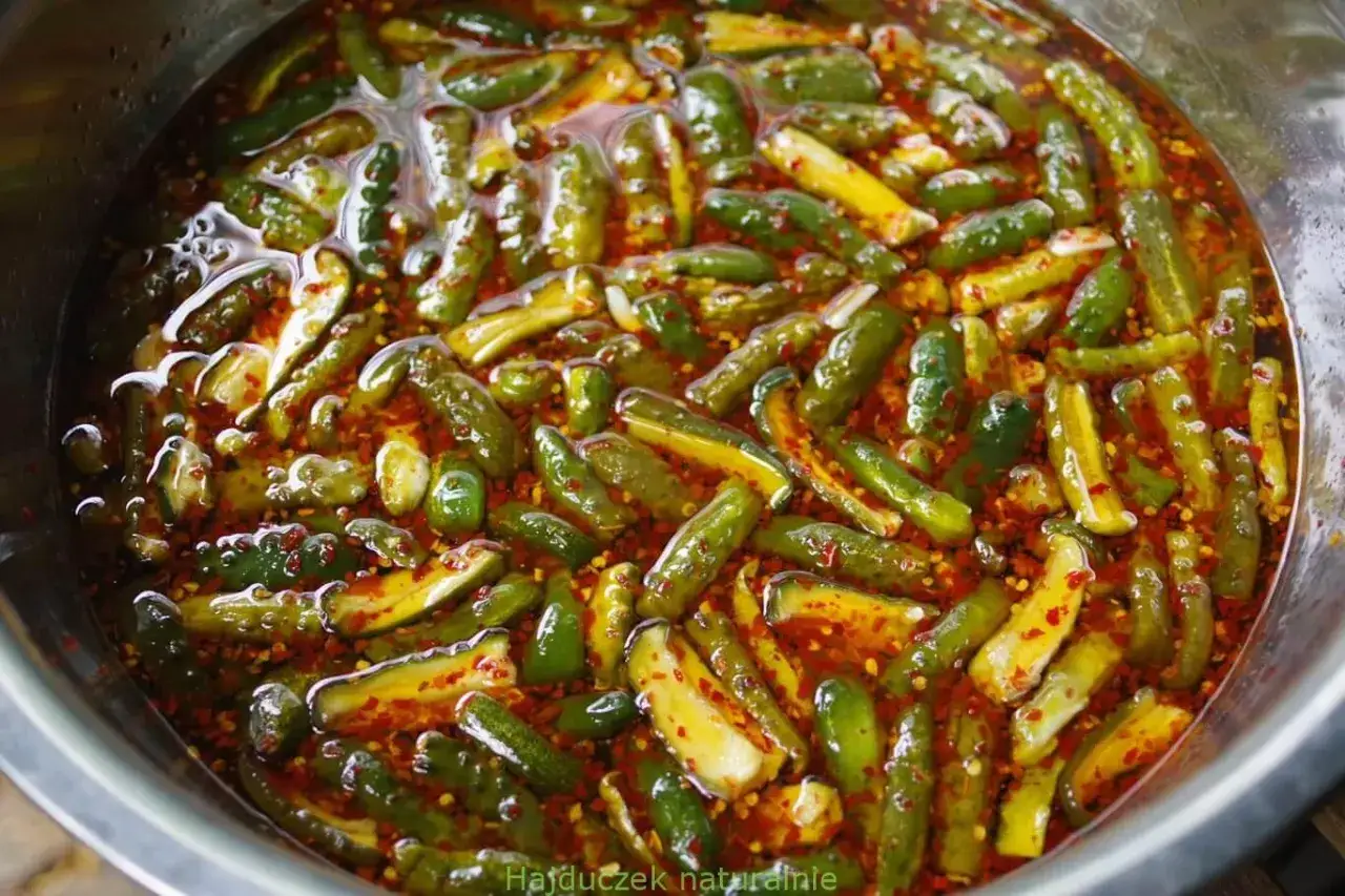 Kawałki og&oacute;rk&oacute;w krokodylk&oacute;w w pikantnej zalewie z chili i przyprawami, gotowe do marynowania.