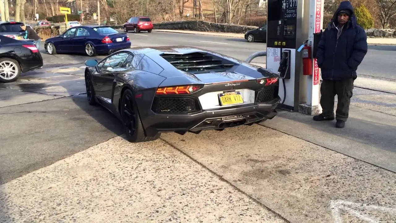 Lamborghini Aventador tankowanie stacja benzynowa