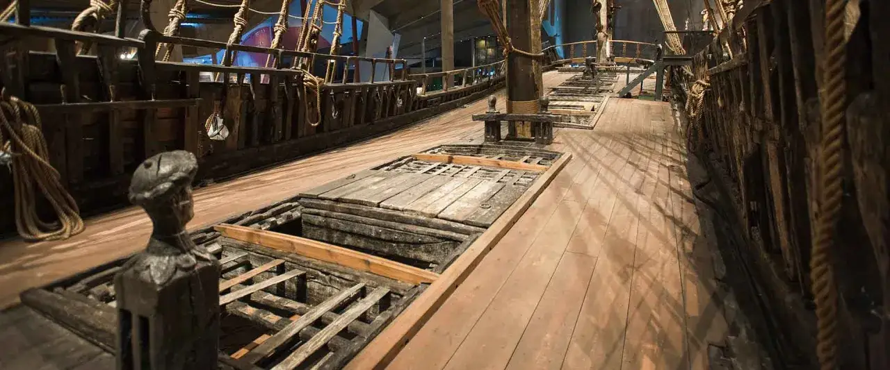 Vasa musset visar det gamla skeppets däck med trädetaljer, rep och en statyett.
