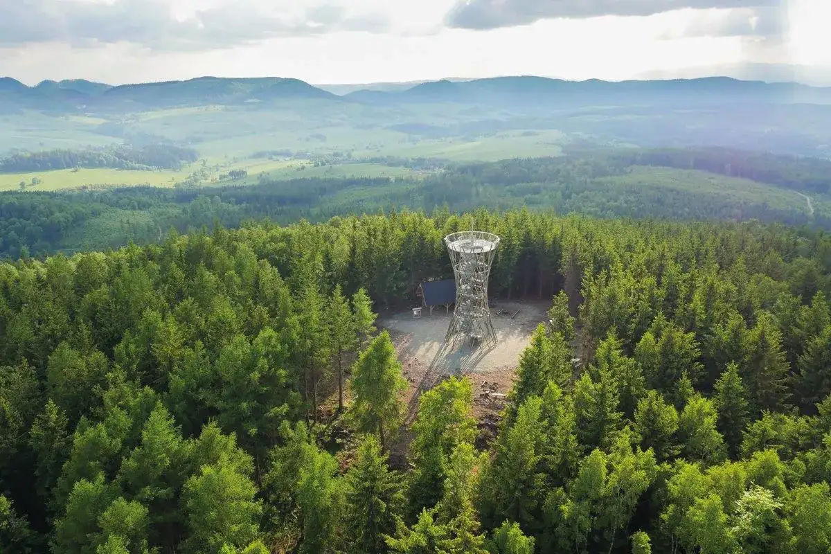 Widok z wieży widokowej na g&oacute;rze Borowa Sudety