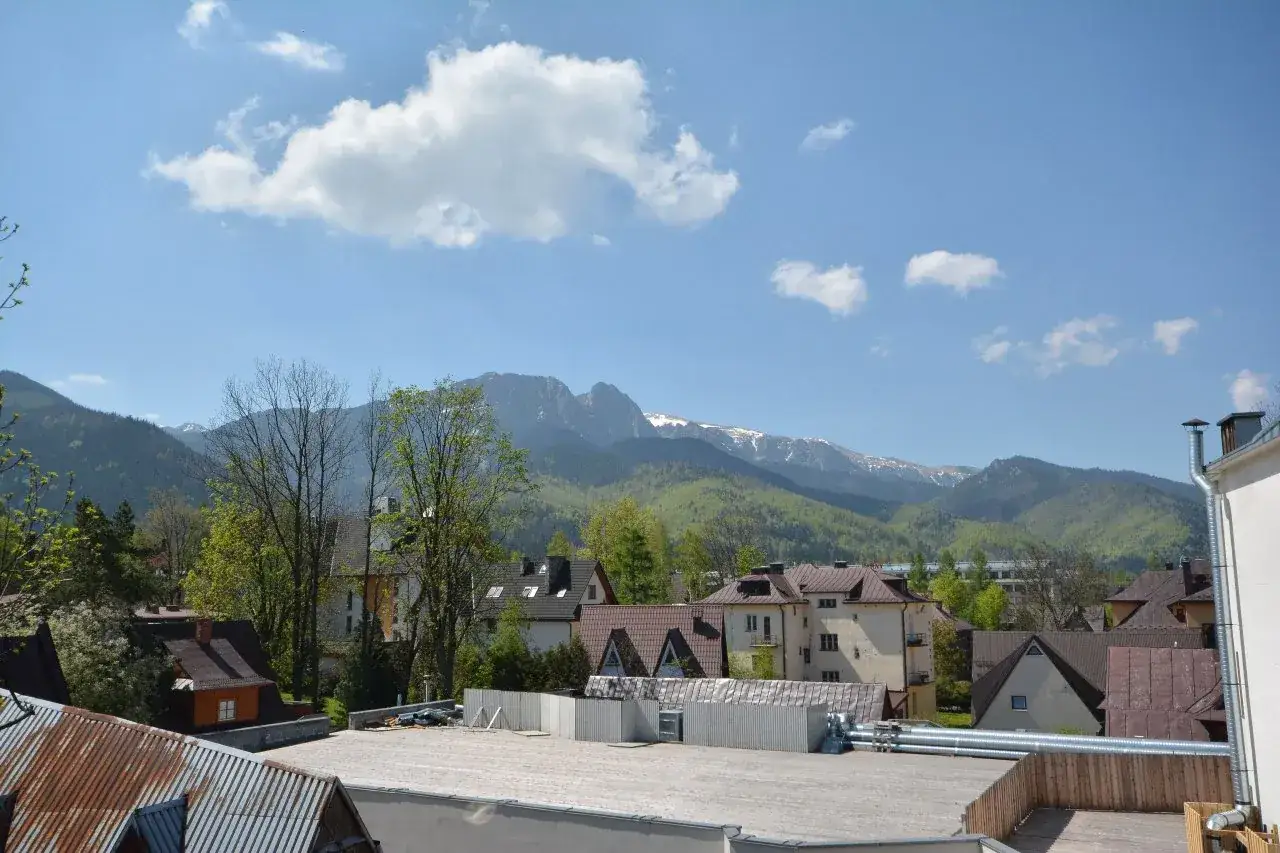 Nowa bac&oacute;wka Zakopane og&oacute;lny widok na g&oacute;ry i bac&oacute;wkę