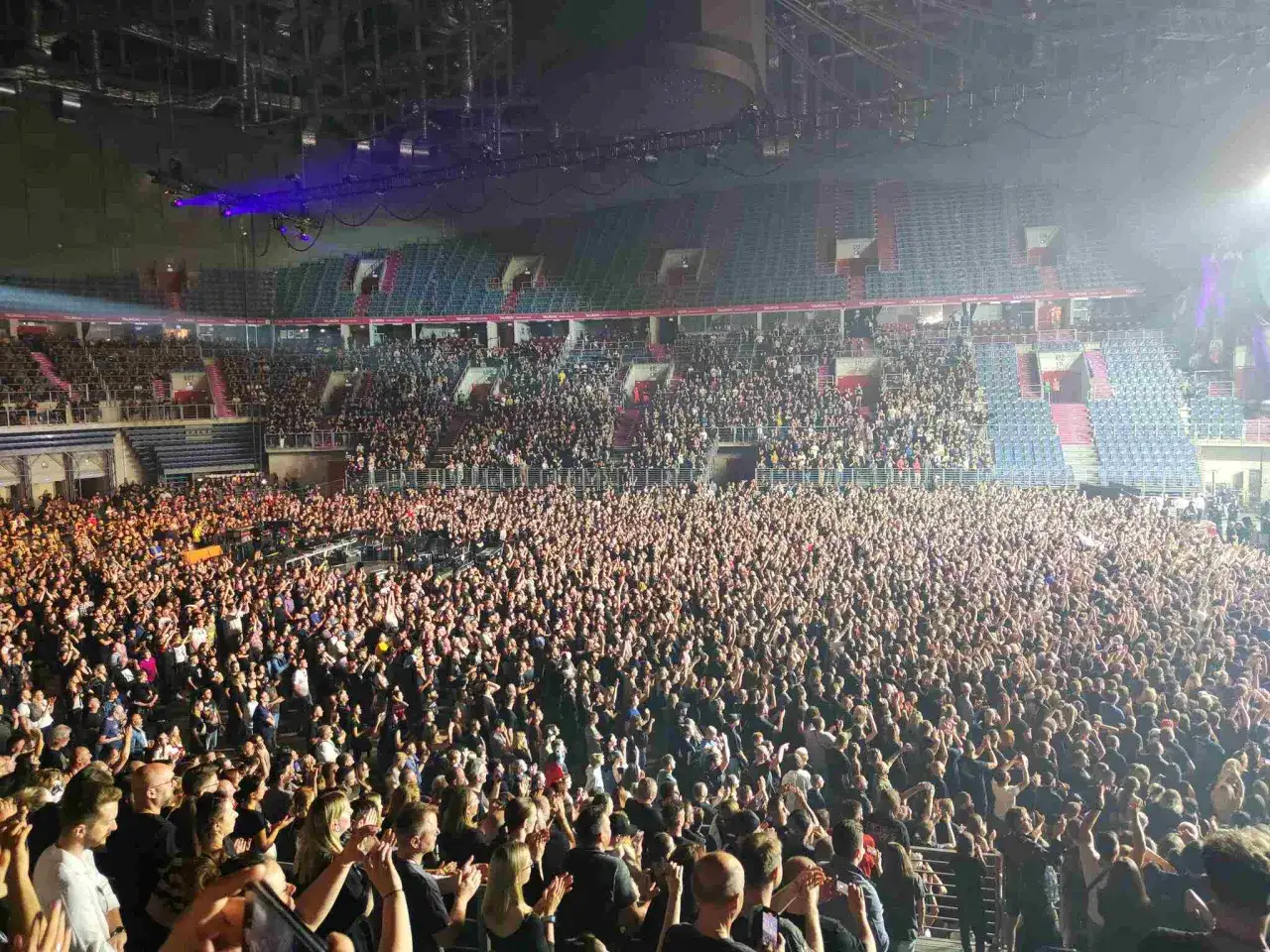 Ogromny tłum na koncercie w Krakowie, fani Justina Timberlake'a w ekstazie.
