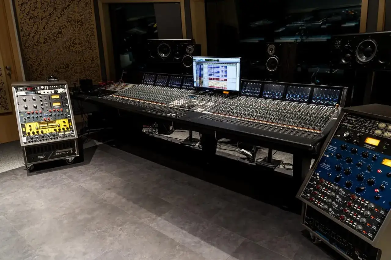 Profesjonalne studio nagraniowe z konsolą mikserską, sprzętem rackowym i monitorami. Tu rodzi się muzyka, inspiracja dla artystów.