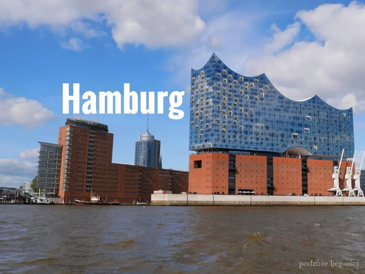 Hamburg atrakcje: nowoczesna filharmonia nad wodą i ceglane budynki portowe.