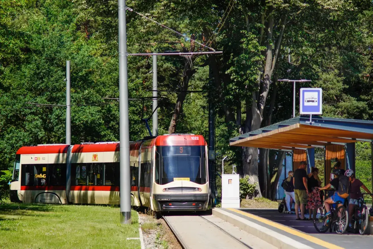 Tramwaj nr 9 czeka na pasażerów, by zabrać ich z dworca w Gdańsku na plażę.