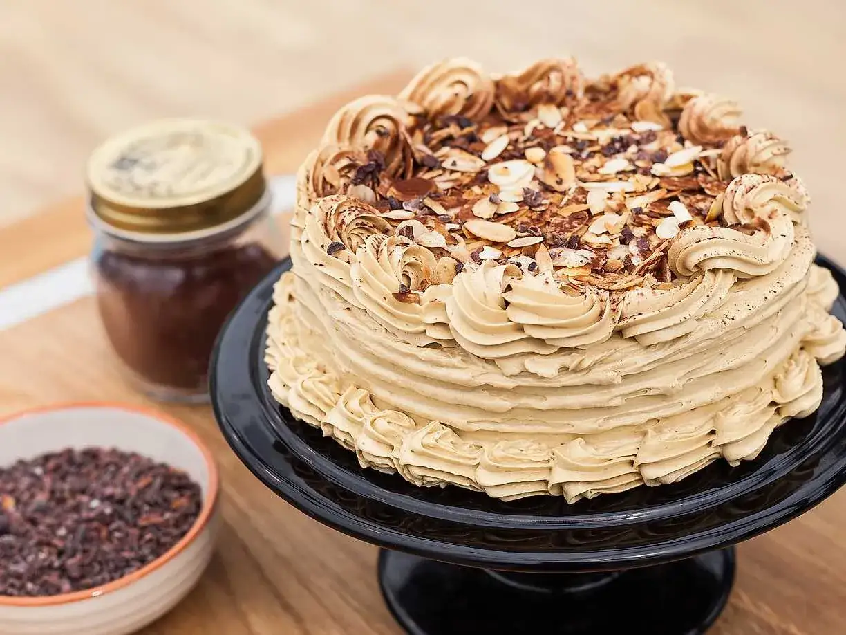 En vacker mockat&aring;rta med fluffig mocca-sm&ouml;rkr&auml;m, toppad med mandelsp&aring;n och chokladkross. Perfekt f&ouml;r ett fika-recept!