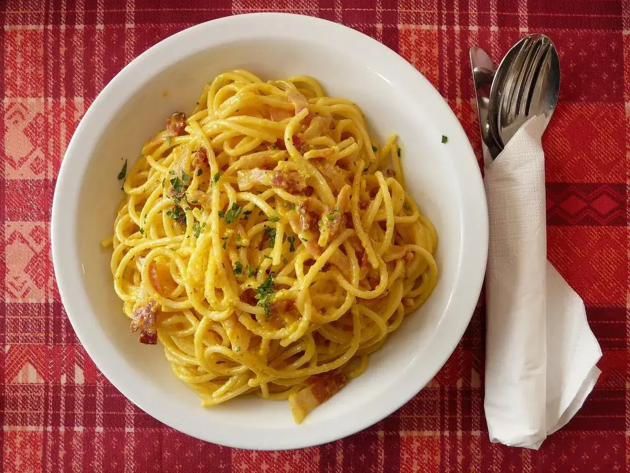 Pyszne spaghetti carbonara, idealne na obiad. Zastanawiasz się nad jego spaghetti kcal?