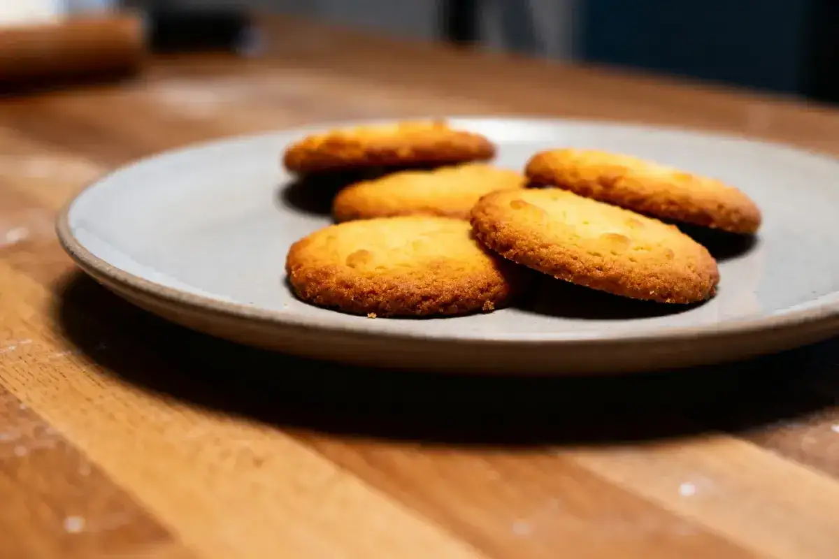 Assiette de sablés fondants au beurre, dorés et appétissants, prêts à être dégustés.